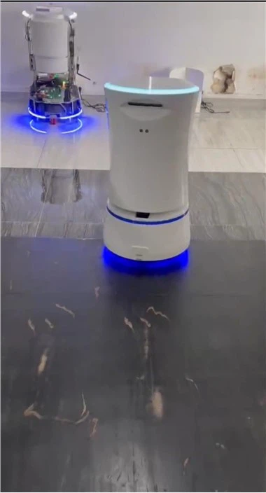 多機能エレベーターに乗って配達ホテルロボット